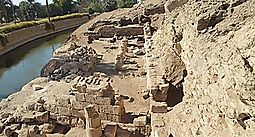 Arqueólogos egipcios descubren 85 tumbas antiguas, una torre y las ruinas de un templo de la diosa Isis