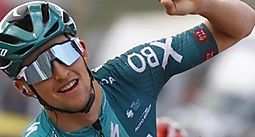 Pedalista australiano Hindley conquista etapa en Giro de Italia