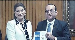 Ana Matilde Gómez recibe documento del rector Eduardo Flores Castro