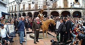 Develan estatua de Vicente Fernndez en Plaza de los Mariachis