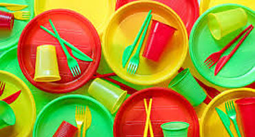 Desde hoy se prohíbe la comercialización de platos plásticos desechables