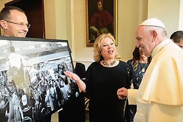 Papa Francisco recibe imagen capturada por fotgrafo panameo durante la JMJ