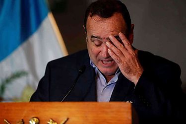 Presidente de Guatemala se aísla por contagio de COVID19 de dos ministros