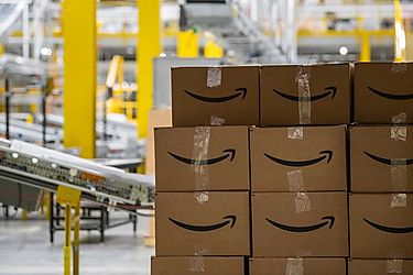 Amazon rastrea cada minuto del horario de sus empleados que afirman evitar beber agua o ir al baño por miedo a ser despedidos según un informe