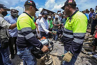 Presidente inspecciona trabajos de reconstruccin y entrega de ayuda humanitaria en Wala