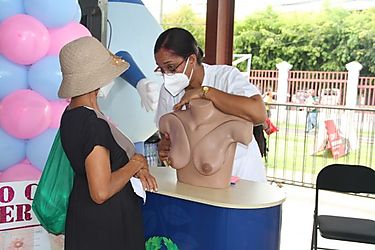 Estudiantes de Enfermera de la Universidad de Panam participan en Campaa de Prevencin del Cncer