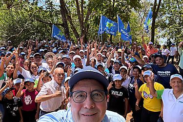 Martn Torrijos se  compromete a mejorar la economa de Panam
